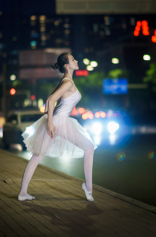 引擎轰鸣与碾压胜利，体育世界的冰与火双重奏